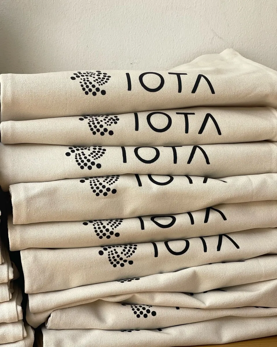 Tote bags en toile pliés, prêts pour une commande client - Kora Branding, Kigali