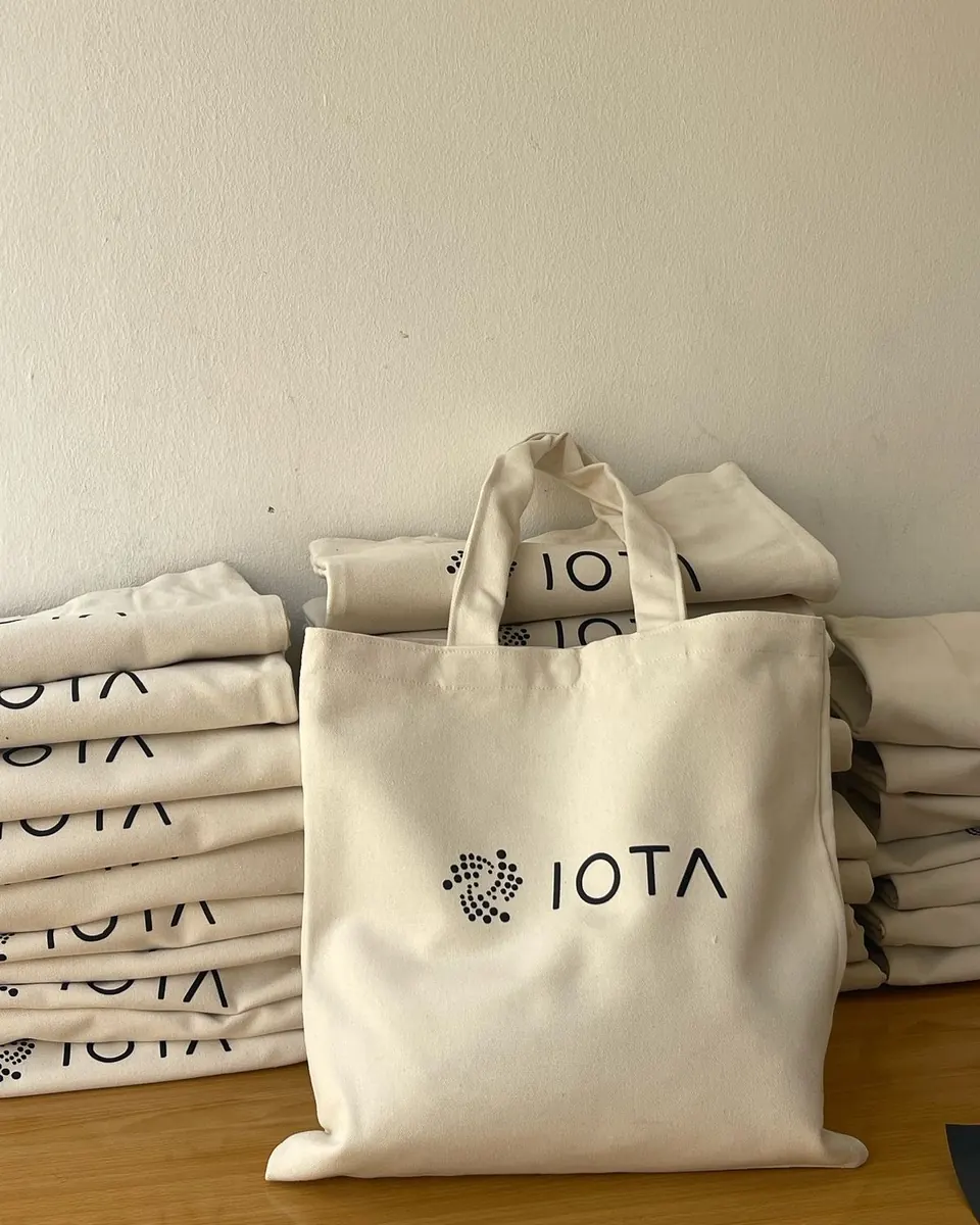 Tote bag en toile imprimé avec un logo minimaliste - Kora Branding, Kigali