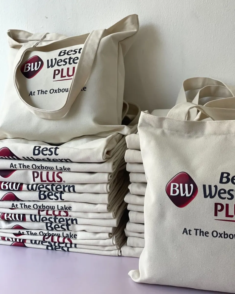 Tote bags en toile imprimés pour un groupe hôtelier - Kora Branding, Kigali