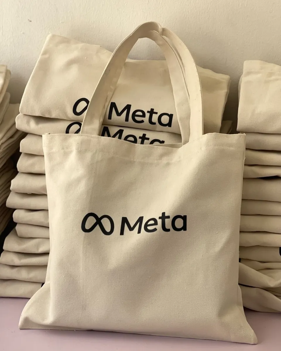Tote bags en toile empilés avec logo imprimé une couleur - Kora Branding, Kigali