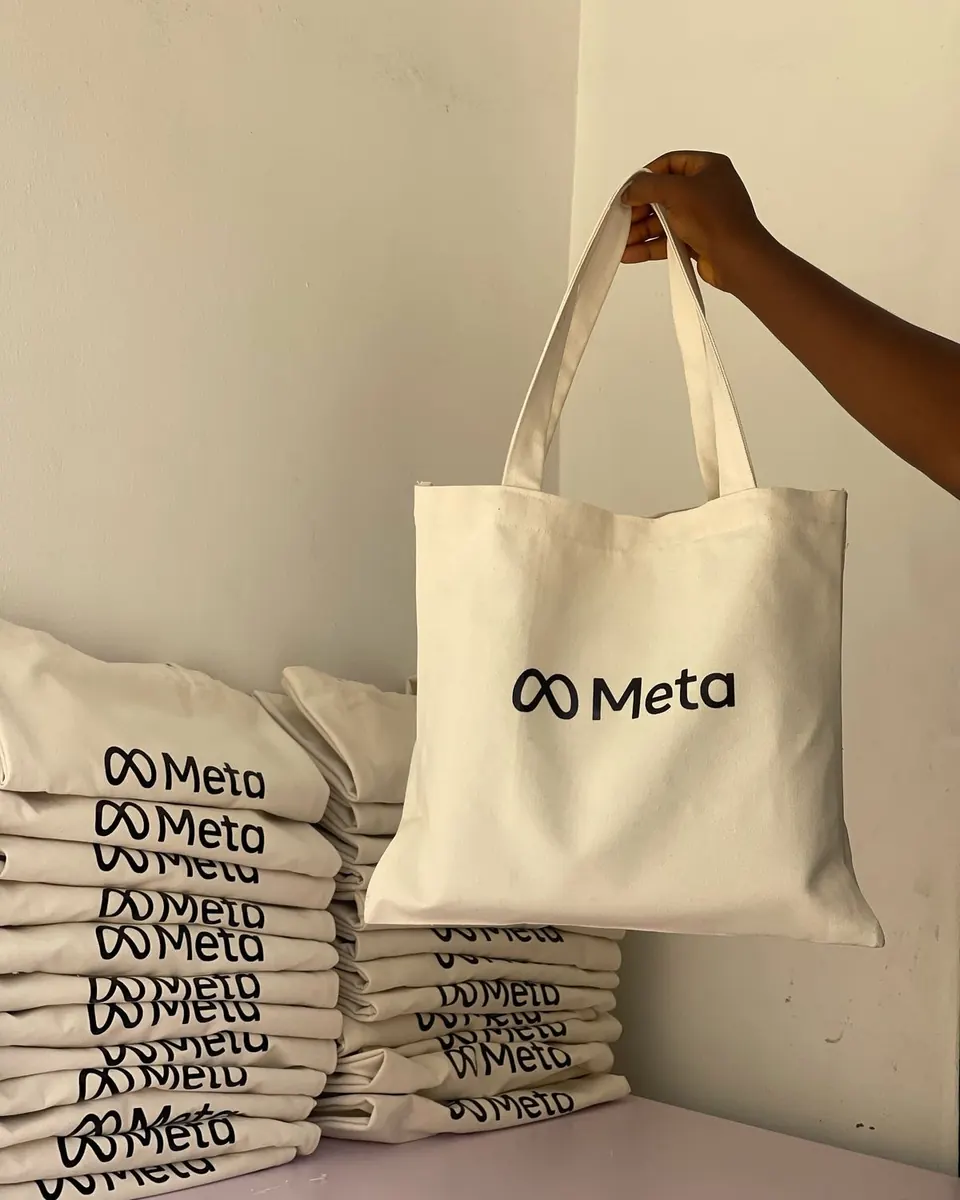 Tote bags en toile naturelle imprimés pour une entreprise technologique - Kora Branding, Kigali