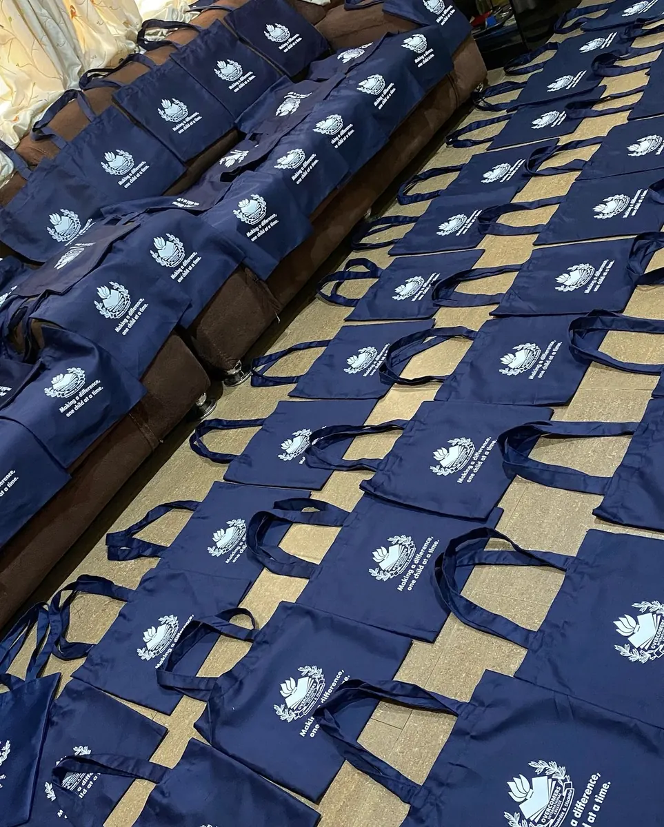 Tote bags bleu marine imprimés en gros pour une entreprise - Kora Branding, Kigali
