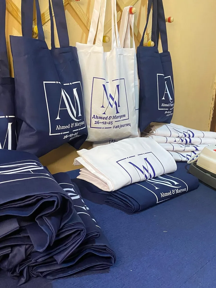 Tote bags d'événement bleu marine et blancs imprimés - Kora Branding, Kigali