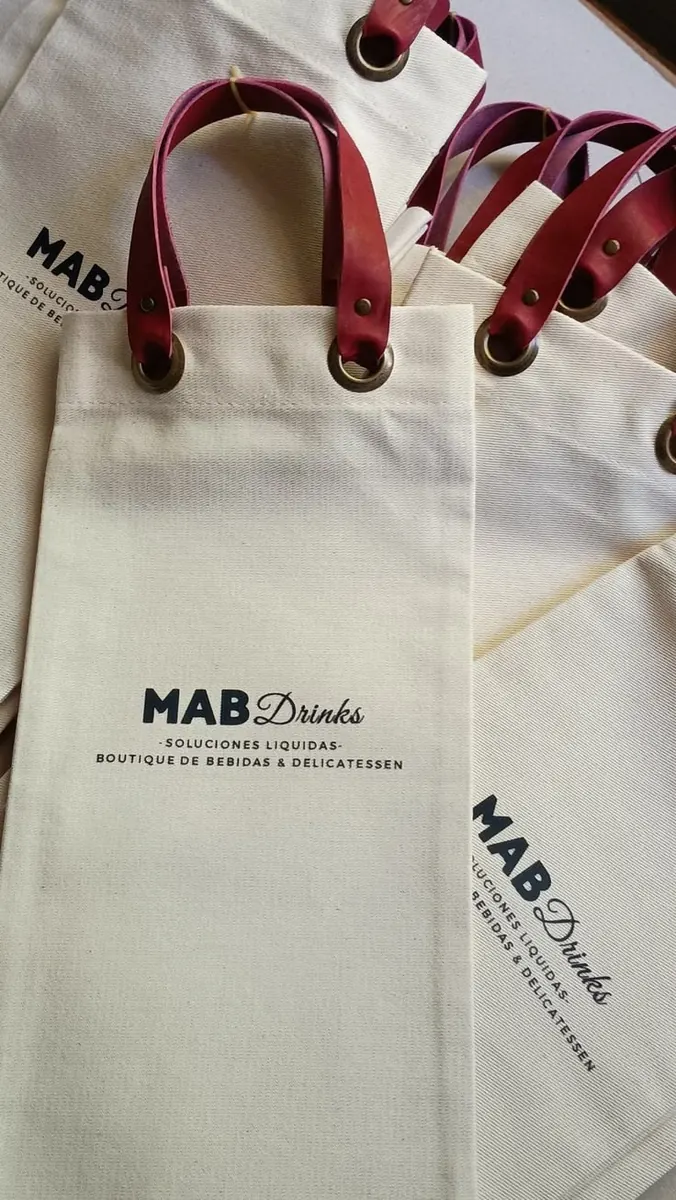 Tote bags en toile avec poignées rouges et logo imprimé - Kora Branding, Kigali