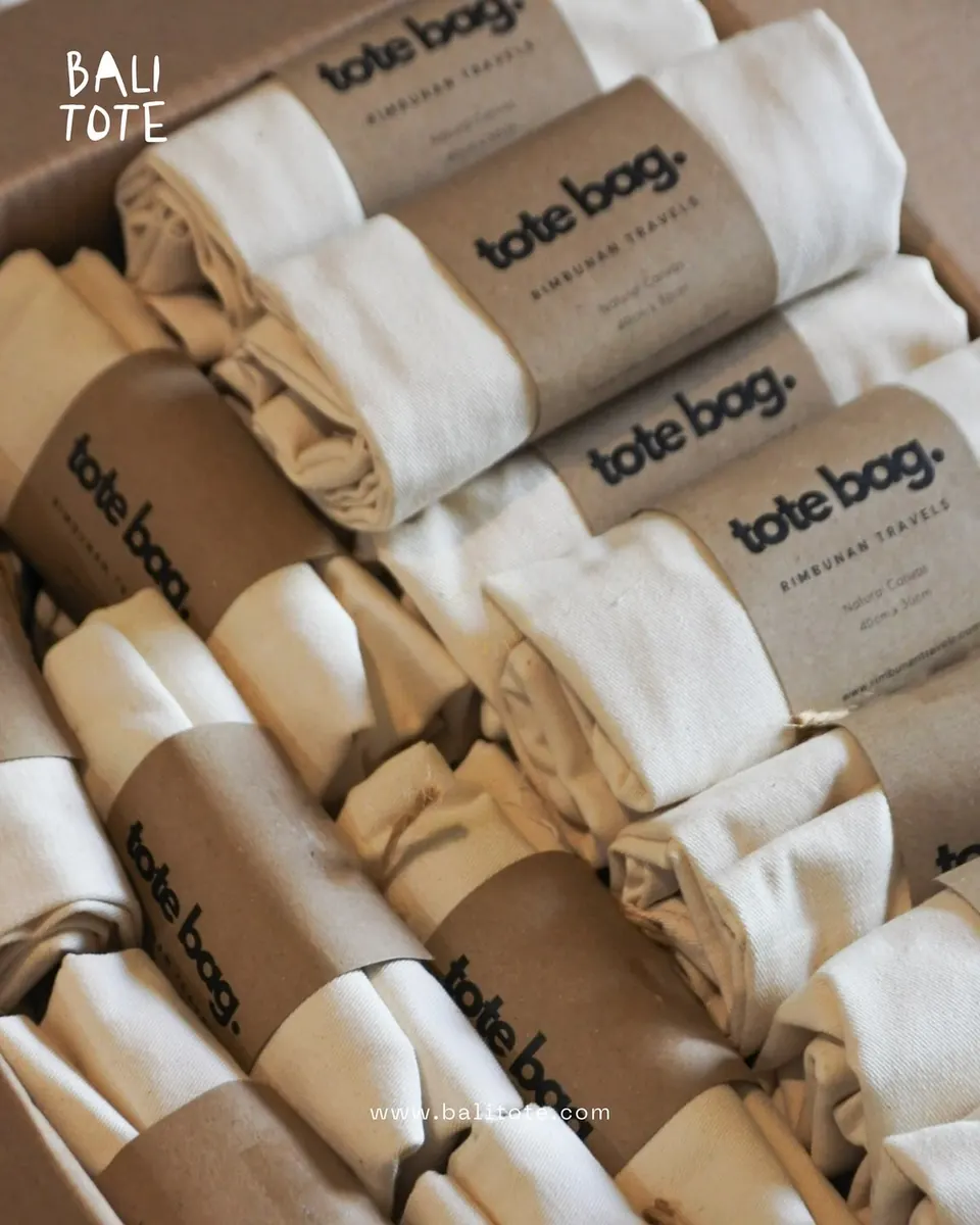 Tote bags roulés et emballés pour la vente - Kora Branding, Kigali