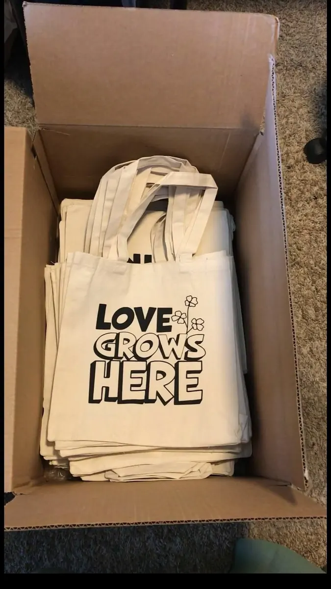 Tote bags à slogan imprimé, emballés pour la livraison - Kora Branding, Kigali