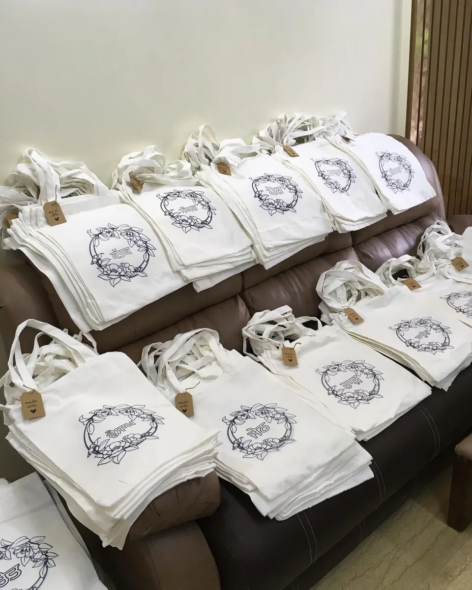Tote bags en coton blanc imprimés avec un blason - Kora Branding, Kigali
