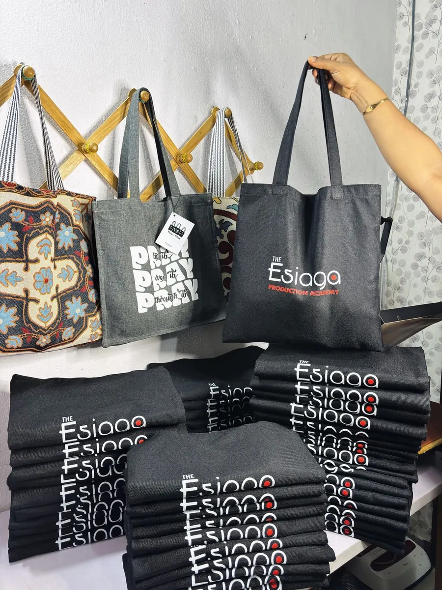 T-shirts d'événement imprimés, pliés et prêts à être livrés - Kora Branding, Kigali