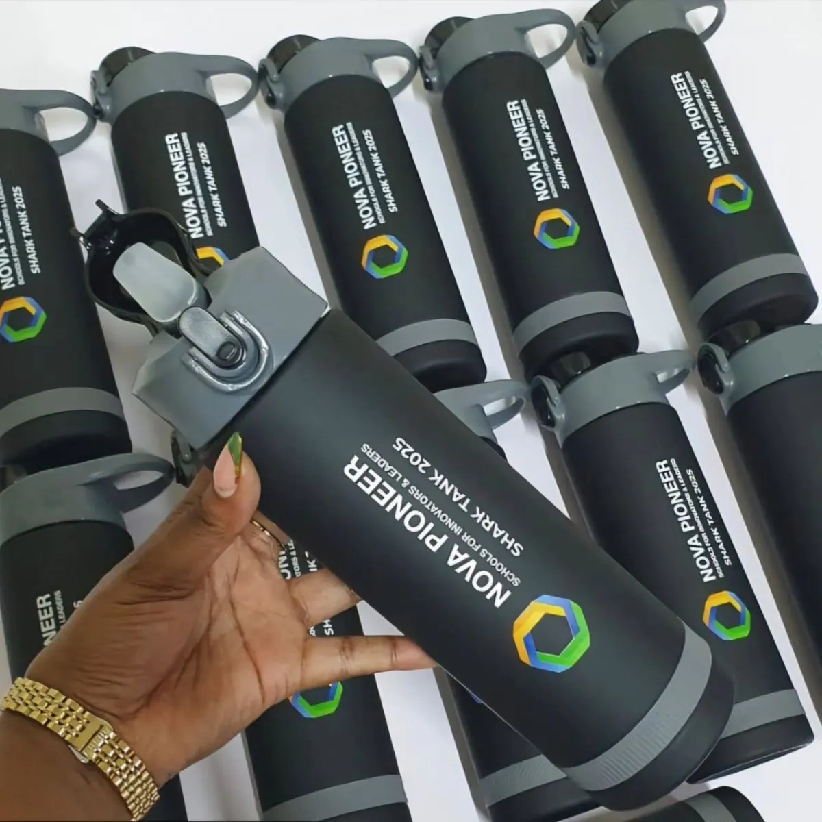 Gourdes de sport noires personnalisées pour un événement scolaire - Kora Branding, Kigali