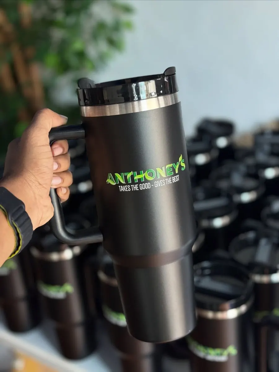 Gobelet isotherme noir avec marquage personnalisé - Kora Branding, Kigali