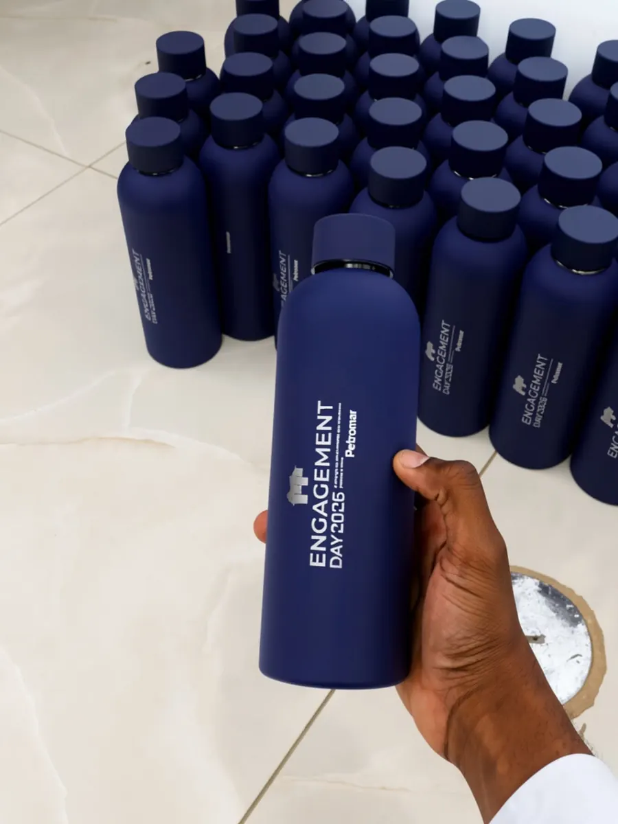 Gourdes isothermes bleu marine personnalisées pour une journée d'entreprise - Kora Branding, Kigali