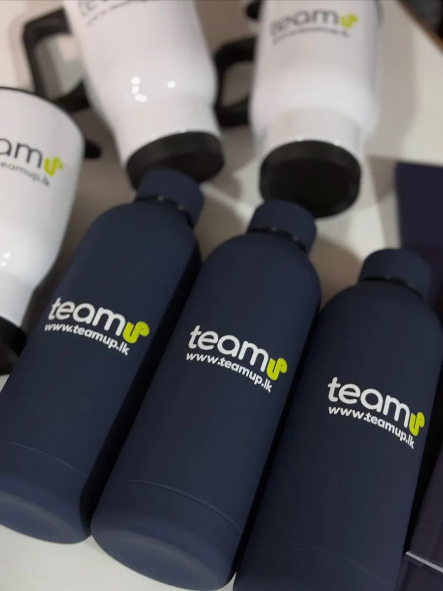 Gourdes personnalisées bleu marine et blanches - Kora Branding, Kigali