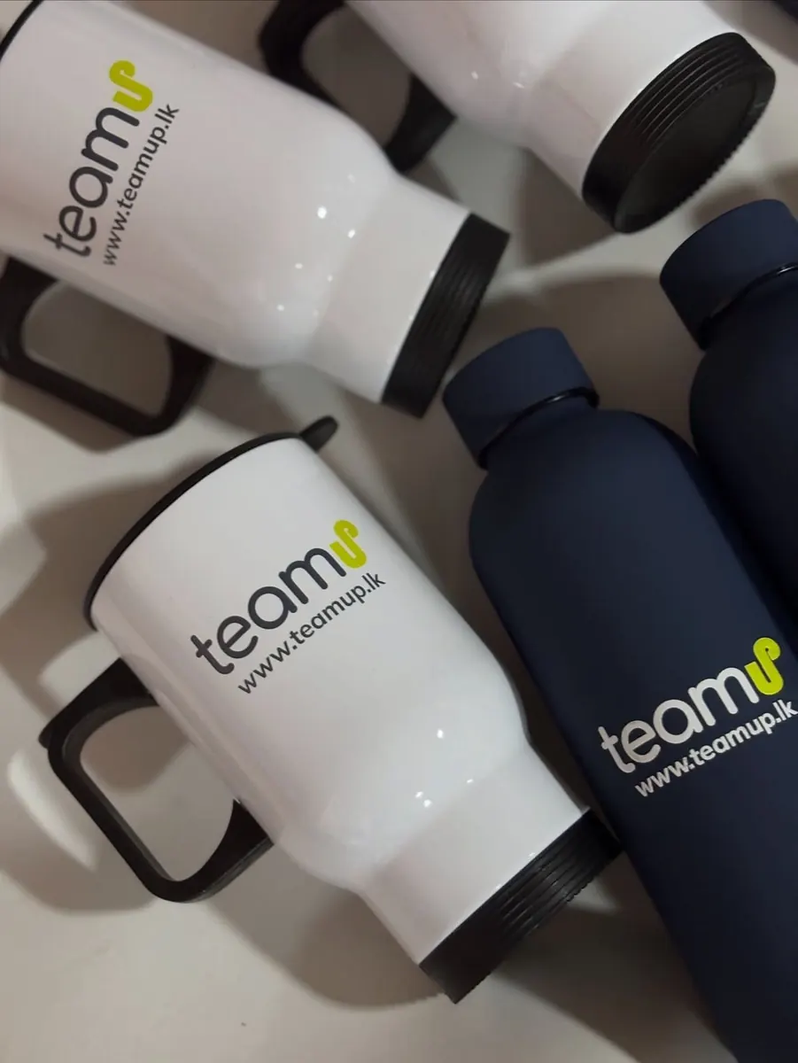 Mugs de voyage et gourdes personnalisés pour un lancement - Kora Branding, Kigali
