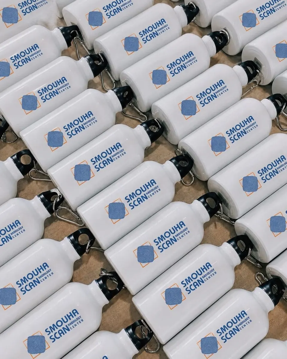 Gourdes de sport blanches imprimées avec un logo d'entreprise - Kora Branding, Kigali