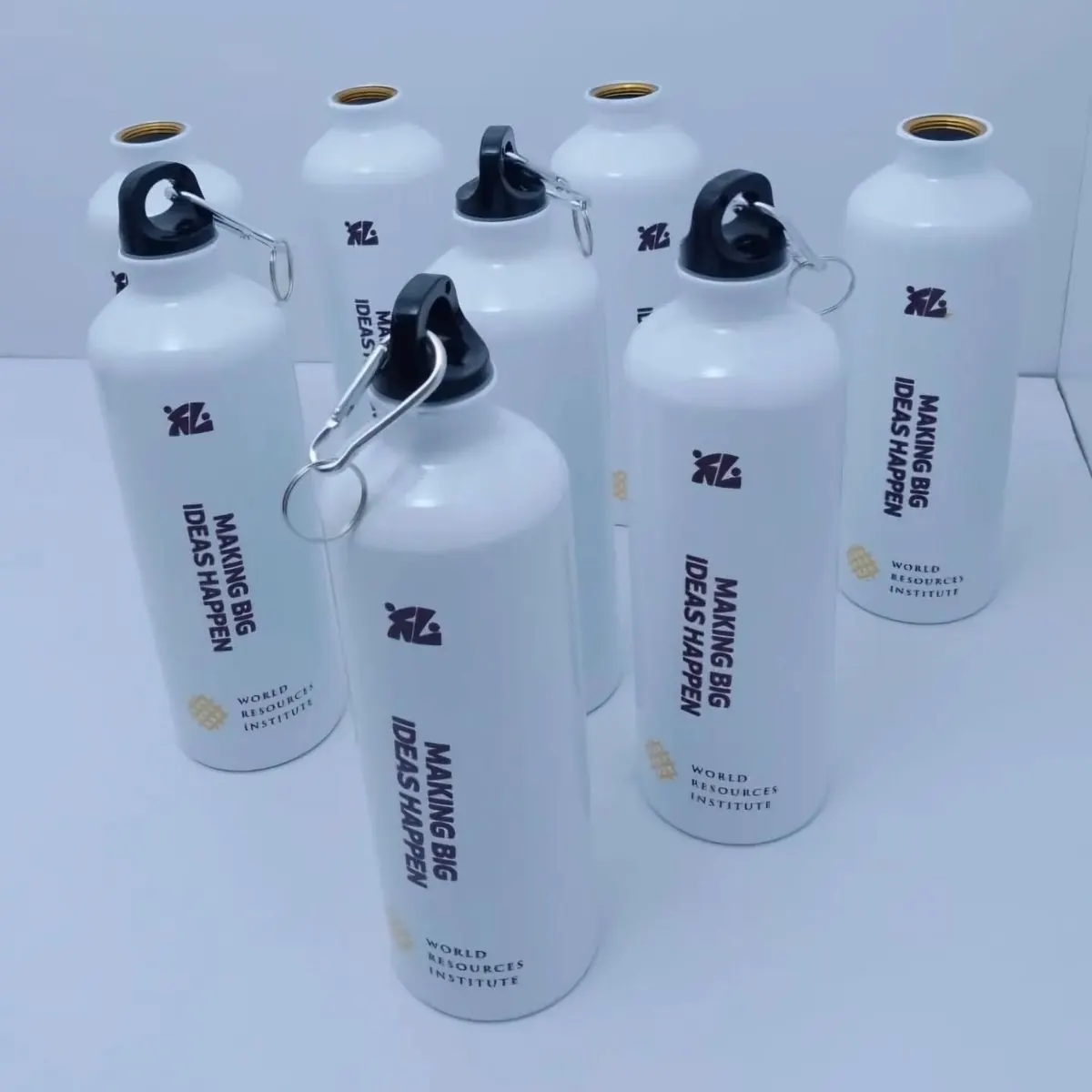 Gourdes en aluminium avec mousquetons et slogan imprimé - Kora Branding, Kigali