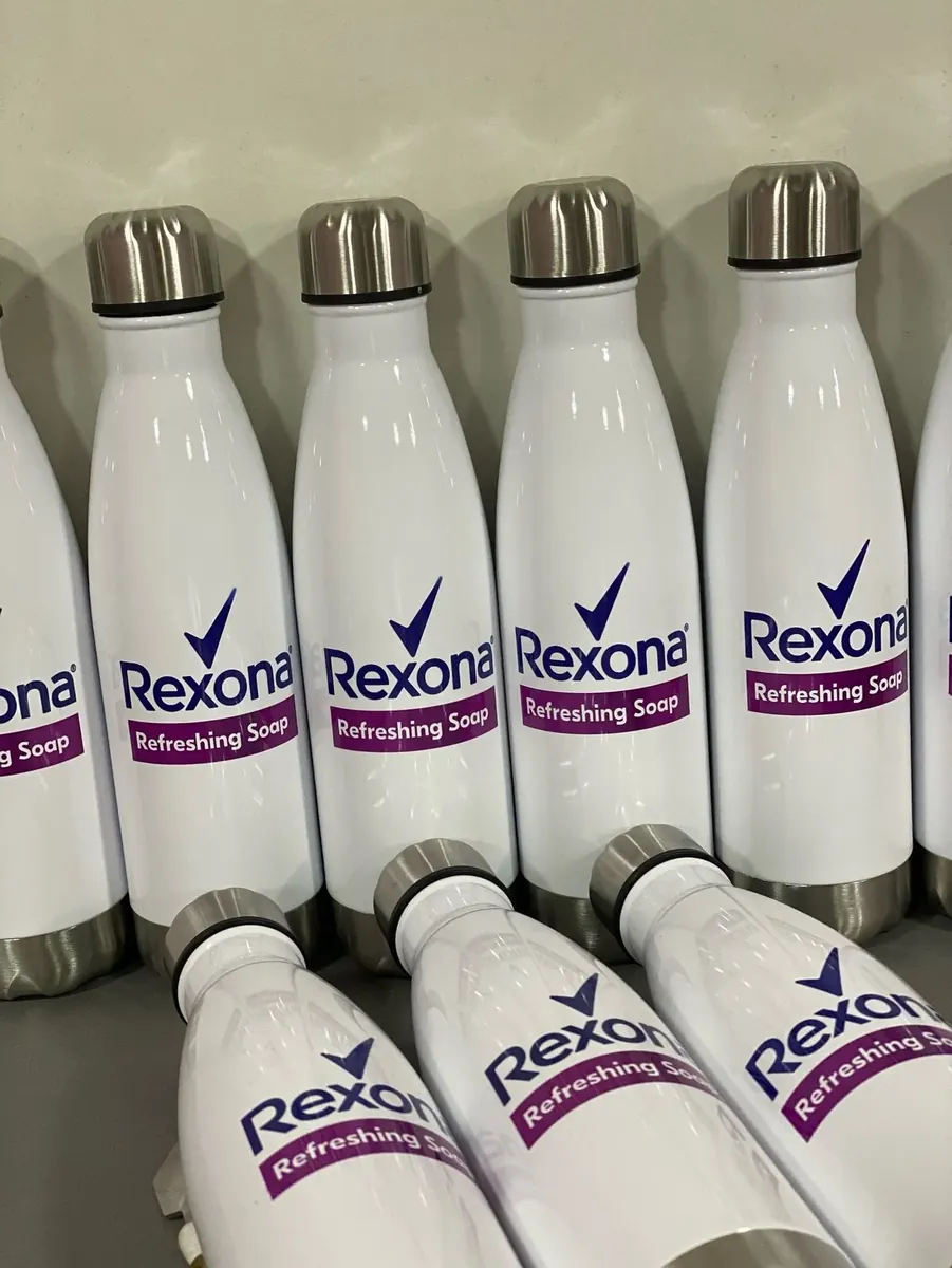 Gourdes blanches imprimées pour une marque grand public - Kora Branding, Kigali