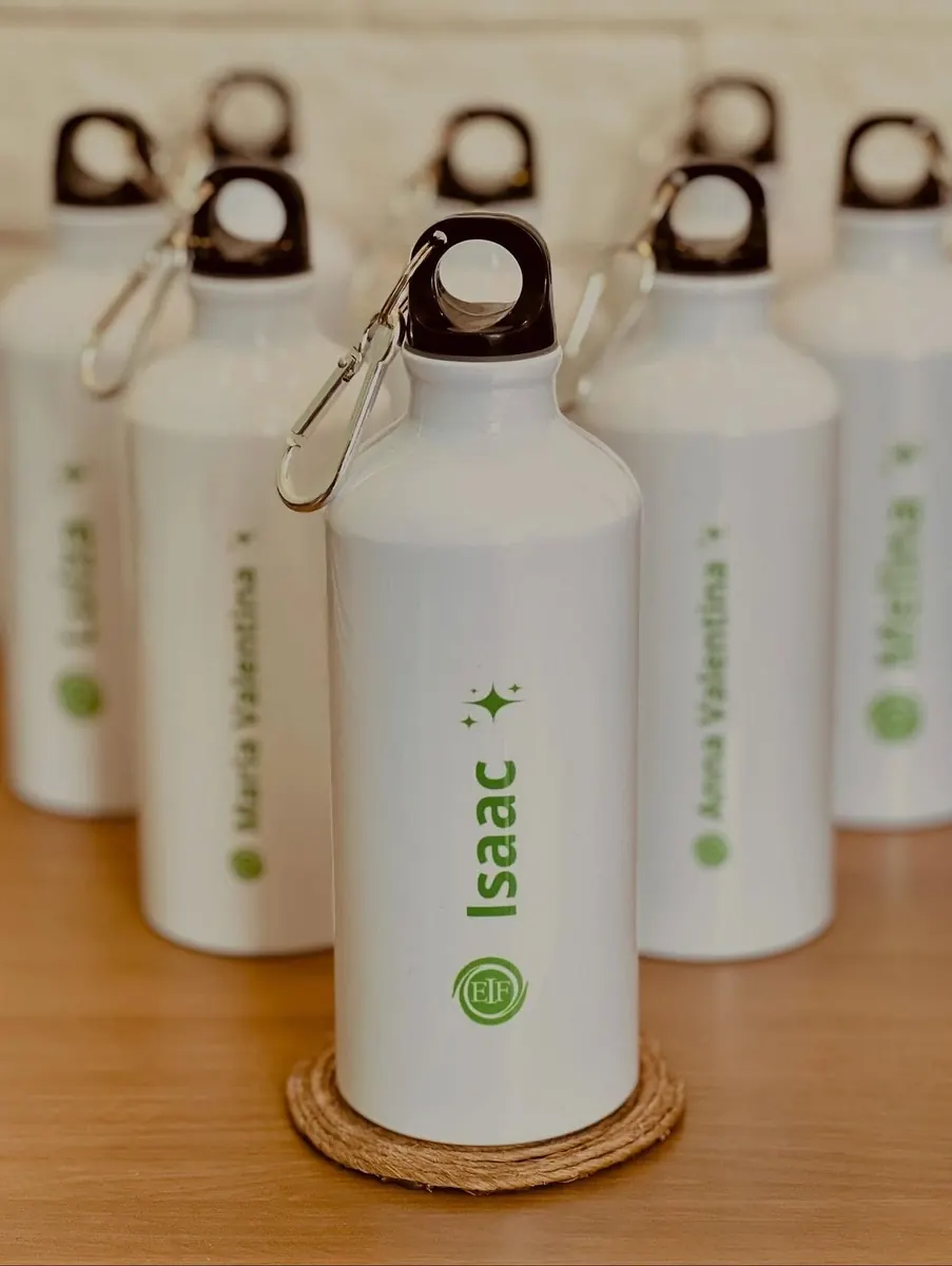 Gourdes en aluminium personnalisées avec des prénoms - Kora Branding, Kigali