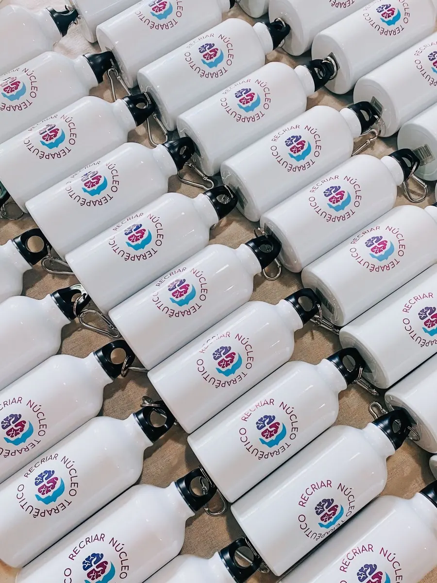 Gourdes blanches personnalisées emballées pour la livraison - Kora Branding, Kigali