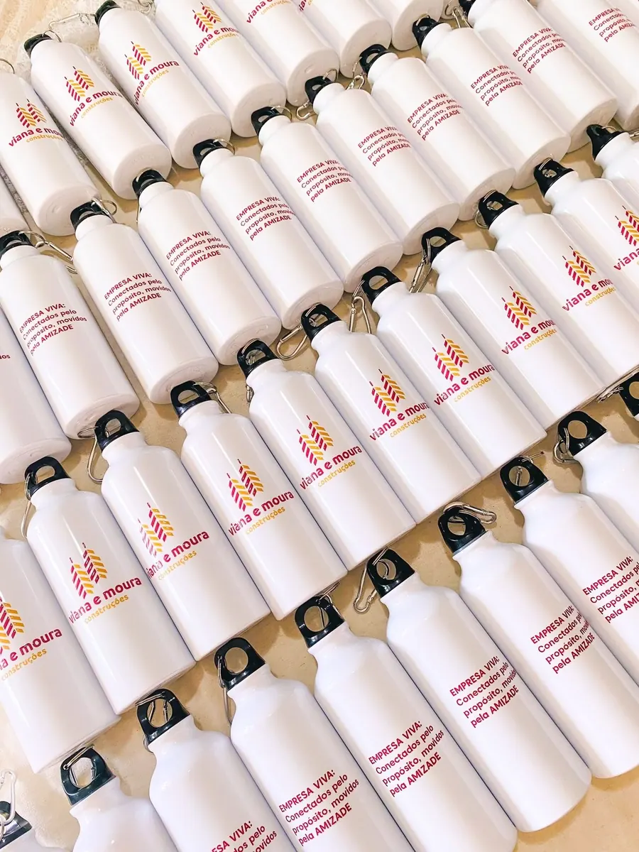 Gourdes blanches imprimées avec un logo rouge - Kora Branding, Kigali