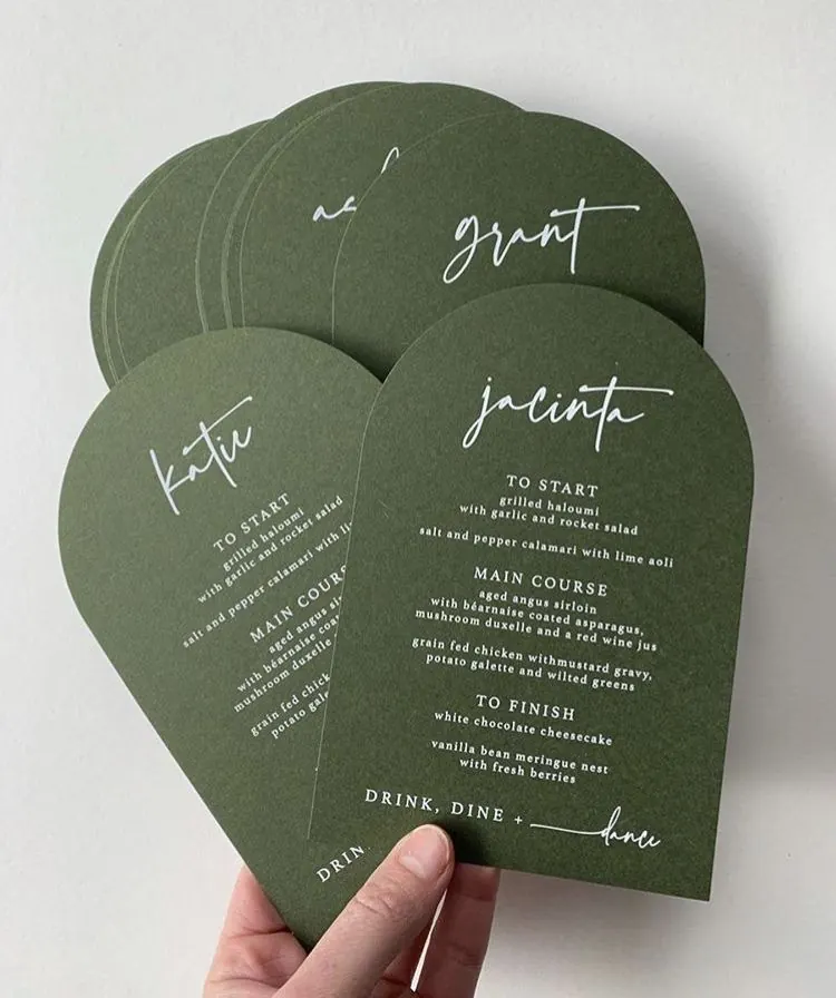 Menus de mariage en forme d'arche, vert sauge - Kora Branding, Kigali