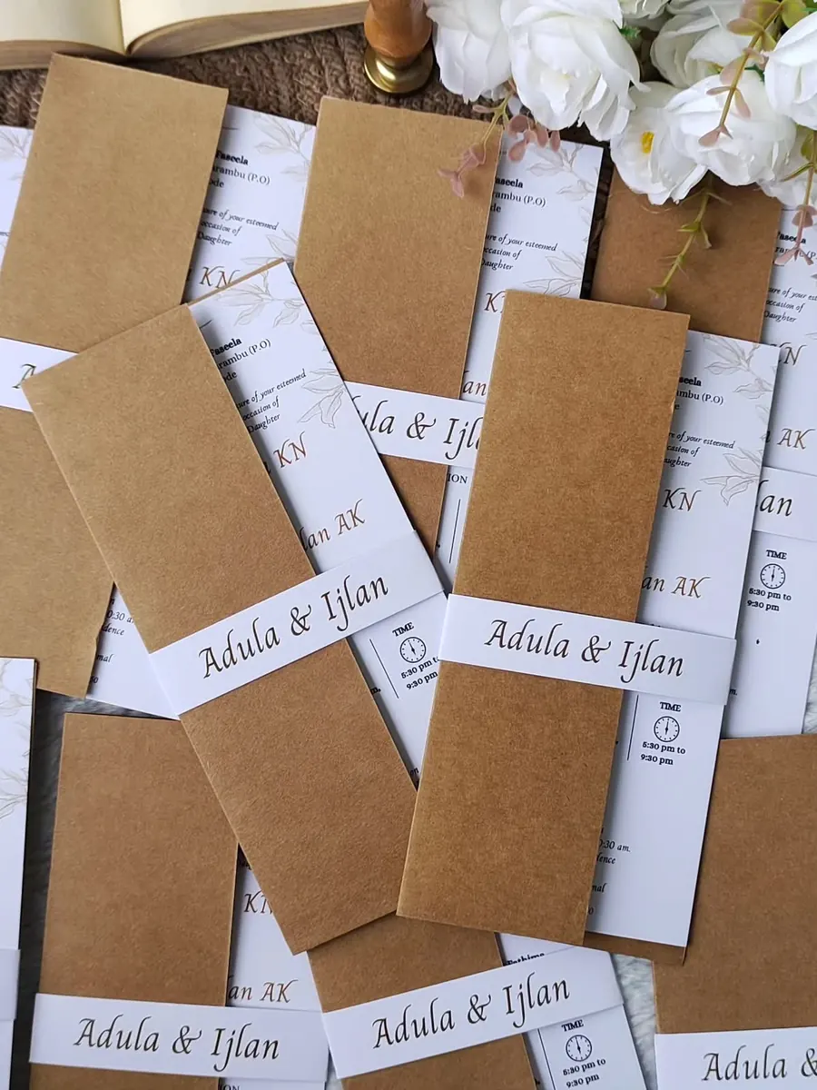 Faire-part de mariage kraft et blanc imprimés pour un couple - Kora Branding, Kigali