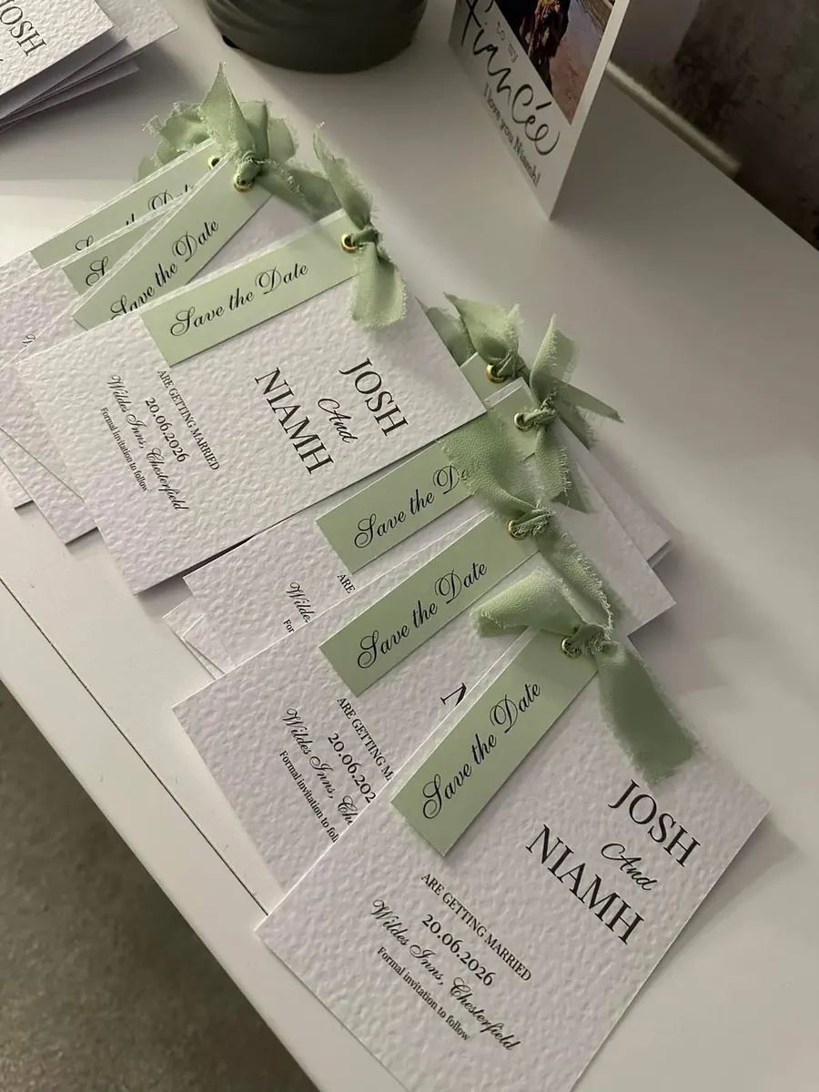 Cartes save-the-date de mariage avec étiquettes rubans - Kora Branding, Kigali