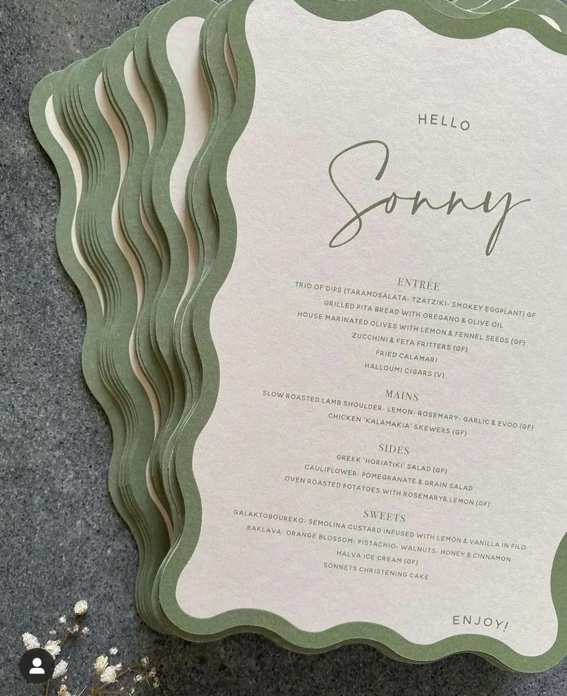 Menus de mariage à bords ondulés avec découpe - Kora Branding, Kigali