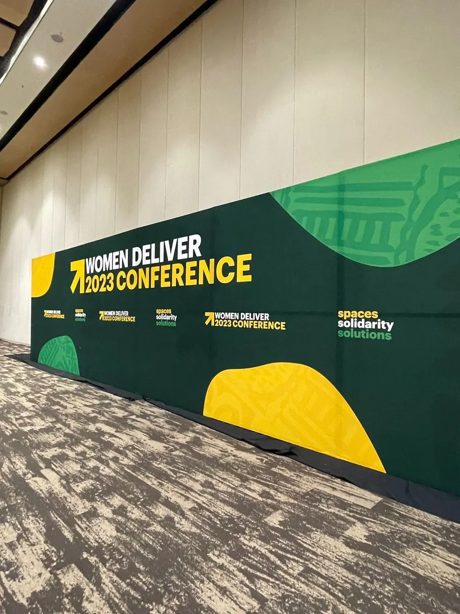 Habillage mural grand format installé pour une conférence - Kora Branding, Kigali